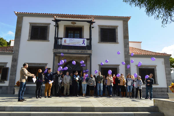 santiagoteide suelta de globos contra la violencia genero 2015