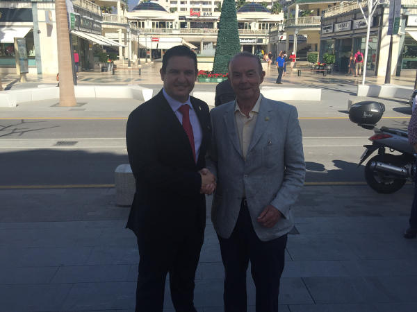 arona firma_convenio_AECC 2015