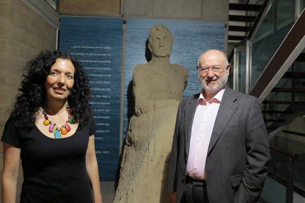 gcanaria María Jesús Alvarado y Juan Eslava ante la escultura de Galdós 2015