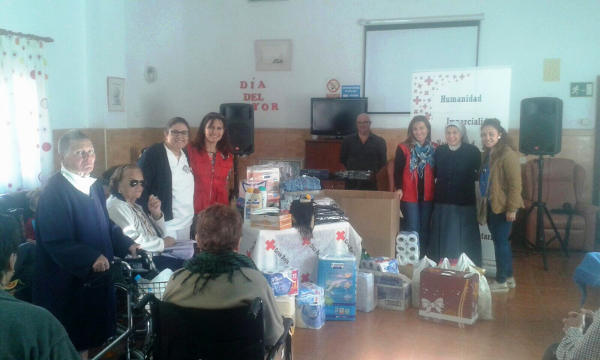 santiagoteide donaciones al Hogar Santa Gema 2015