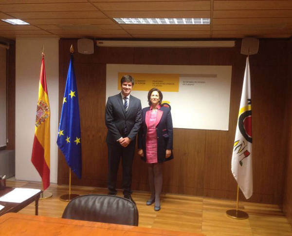 santiagoteide Emilio Navarro junto a la Secretaria de Estado de Turismo 2016