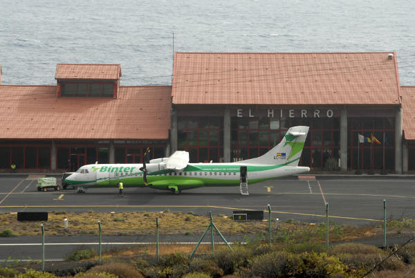 aeropuerto el hierro y avion binter 2016