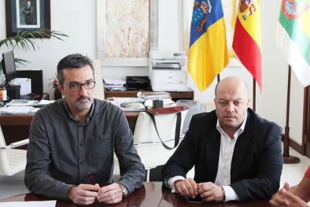 Alcalde de Haría junto al Director del ICCA 2016