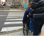 persona en silla en cruce 2016