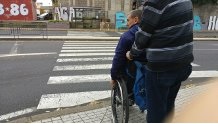persona en silla en cruce 2016