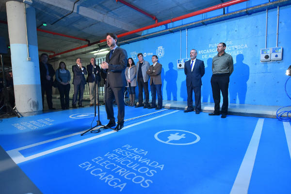 tenerife Intercambiador Santa Cruz-Coche eléctrico punto de recarga 2016