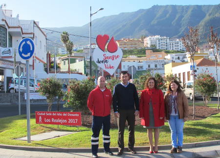 los realejos Escultura y panel donación sangre rotonda Los Barros 2017