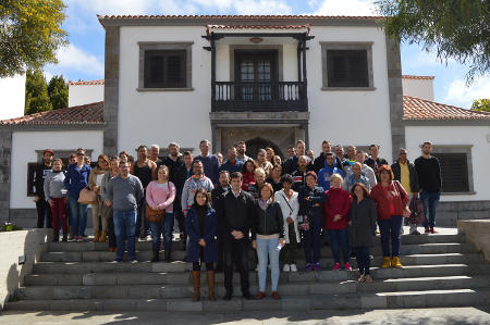 santiago teide alcalde junto a los nuevos trabajadores 2017