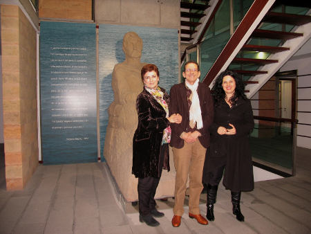 gcanaria Ángeles Caso, Emilio González Déniz y la directora del museo antea la estatua de Galdós 2017