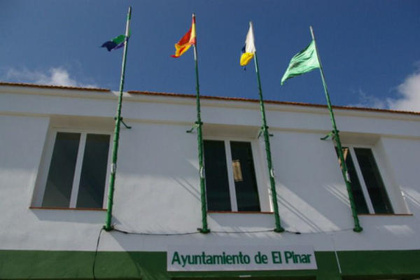 el pinar ayto. fachada edificio 2018 Los cursos de natación se reanudan para todas las edades