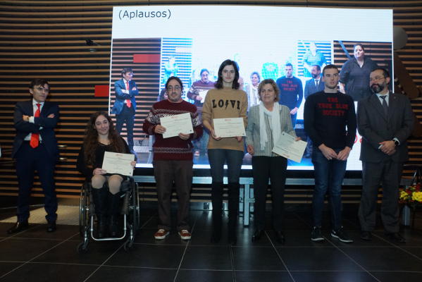 once deportes Alberto Durán y Teresa Palahí con estudiantes 2018