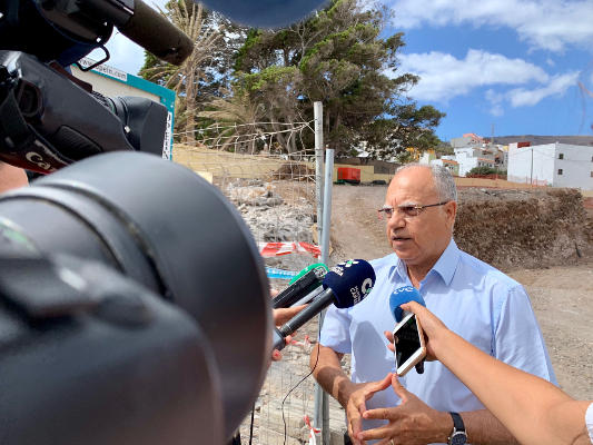 la gomera Casimiro Curbelo durante la visita a las obras 2019