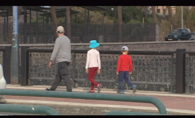 lagomera_niños_paseando_2020 Permitir la movilidad dentro de la isla y la actividad de algunos sectores
