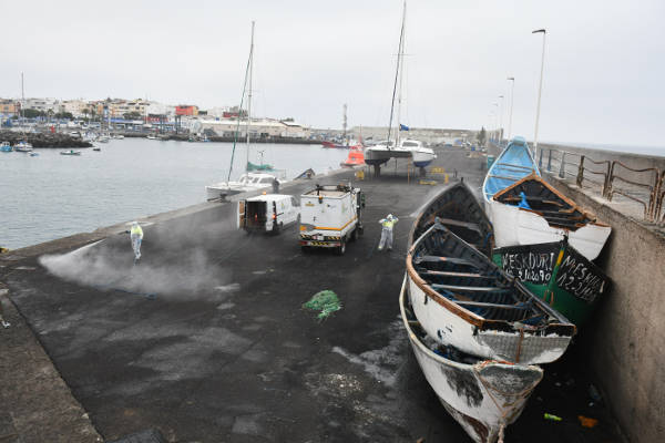 mogan_desinfecta_muelle_arguineguin_2020 Se desinfecta el Muelle el Arguineguín por personal municipal