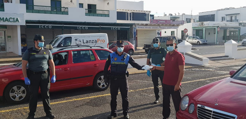 yaiza_gcivil_se_une_reparto_mascarillas_2020 La Guardia Civil se une al reparto de mascarillas en Yaiza