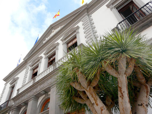 sc_tenerife_ayuntamiento_fachada_2020 Se autoriza con restricciones de aforo la reapertura de las AA.VV.