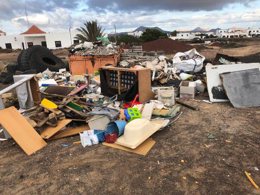 teguise_escombrera_ilegal_2020 Teguise vuelve a retirar la basura depositada en la escombrera ilegal