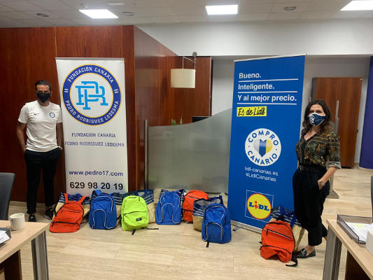 sc_tenerife_Fundación_Pedro_Rodríguez_dona_mochilas_2020 La Fundación Pedro Rodríguez dona mochilas con material escolar a menores sin recursos