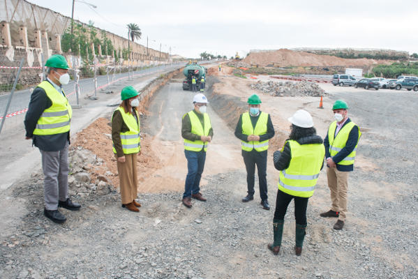 Antonio Morales visita las obras de ensanche de la carretera de Melenara. El ensanche de la carretera de Melenara tendrá carril bici este mismo año
