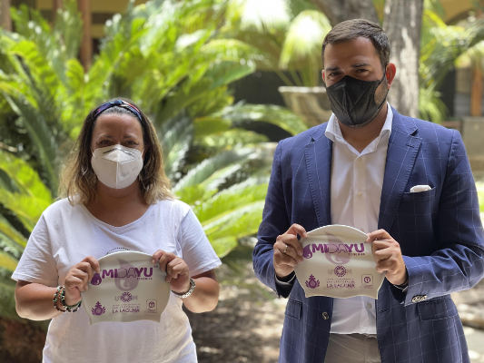 lalaguna_Idaira_Afonso_y_Josimar_Hernández_muestran_los_nuevos_gorros_2021 Midayu Tenerife equipado por La Laguna antes de la cita olímpica de Tokio