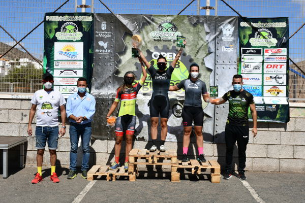 mogán_Podio_absoluto_femenino_Open_MTB_Arguineguín_2022 Pedro Rodríguez y Manuela Muresan, ganadores del Open Mountain Bike