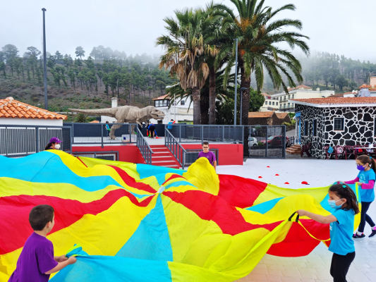 El Parque Infantil de Los Canarios con un área de juego inclusiva