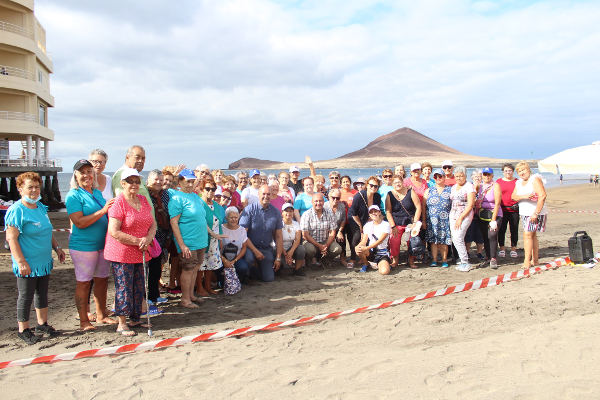 Gimnasia en la playa para doscientos mayores este verano