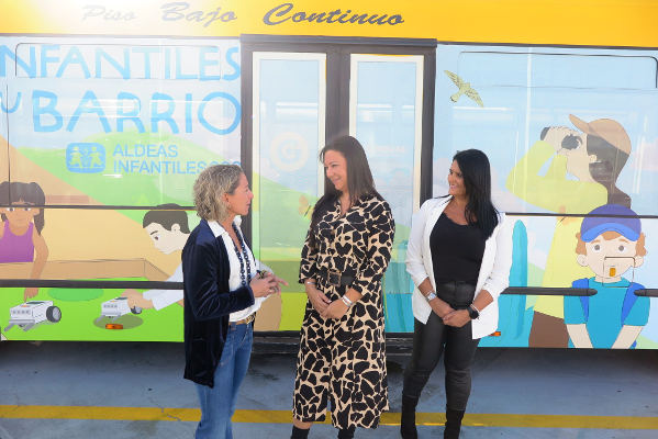 Guaguas Municipales dona a Aldeas Infantiles SOS un vehículo