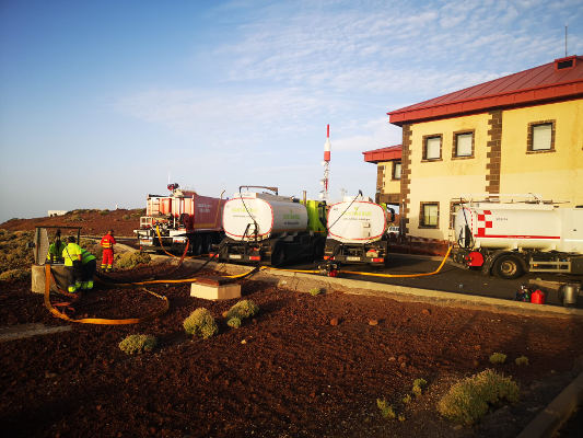 Santa Cruz aporta 5 cubas de agua para los depósitos del Observatorio