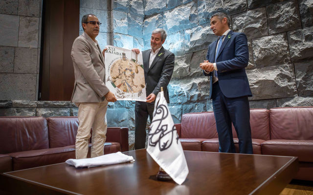gobcan_Entrega_bandera_Bajada_2025 Bandera bendecida de la LXXI Bajada de la Virgen de los Reyes